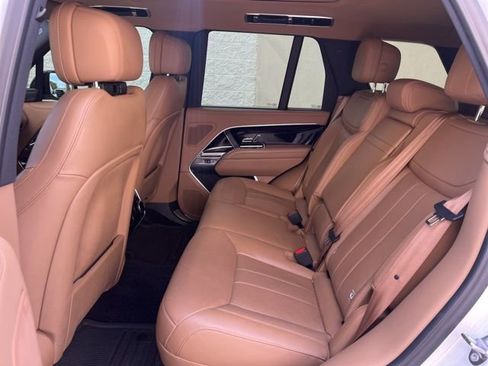 Used 2025 Land Rover Range Rover SE image 8