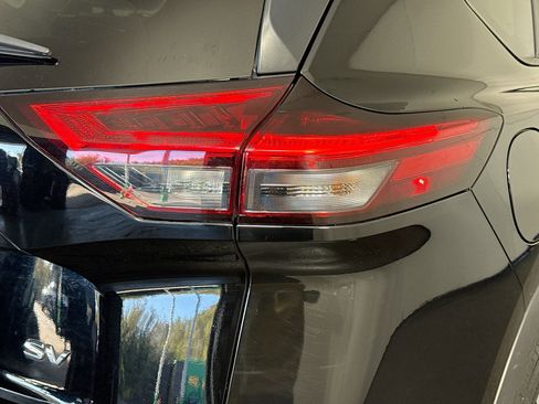 Used 2023 Nissan Rogue SV image 34