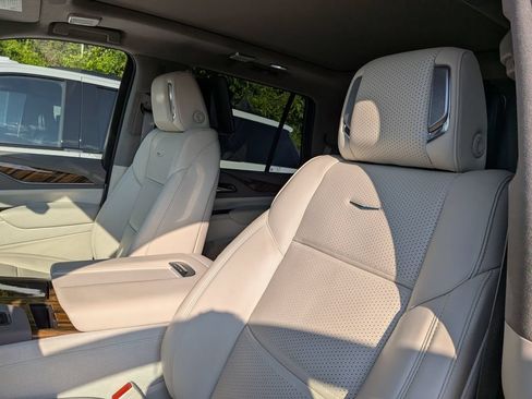 Certified 2023 Cadillac Escalade Premium Luxury Platinum AWD/4WD image 10