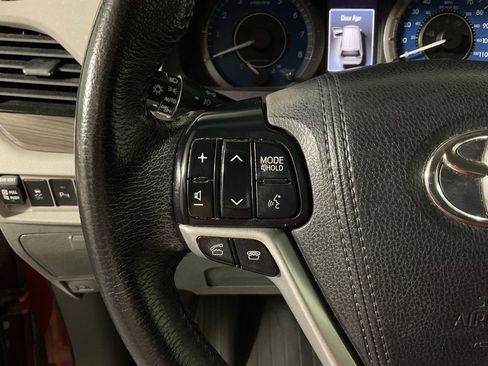 Used 2017 Toyota Sienna XLE w/ XLE Navigation Package image 29