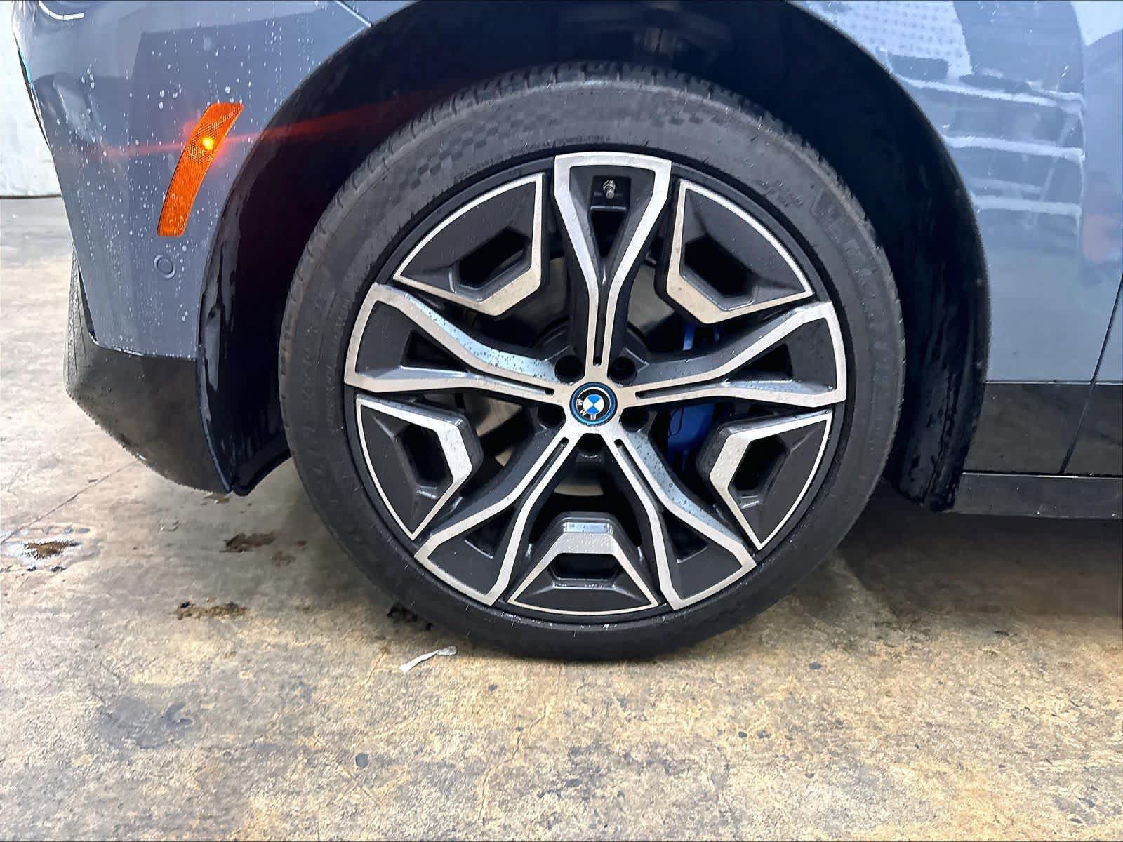 Used 2024 BMW iX xDrive50 w/ Premium Package AWD/4WD image 12