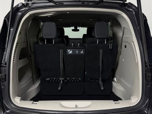 Used 2018 Chrysler Pacifica Touring-L w/ Premium Audio Group FWD image 10