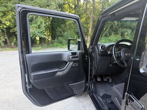 Used 2017 Jeep Wrangler Unlimited Sport w/ Quick Order Package 23S AWD/4WD image 35