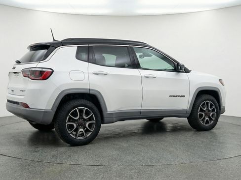 Used 2025 Jeep Compass Trailhawk AWD/4WD image 9