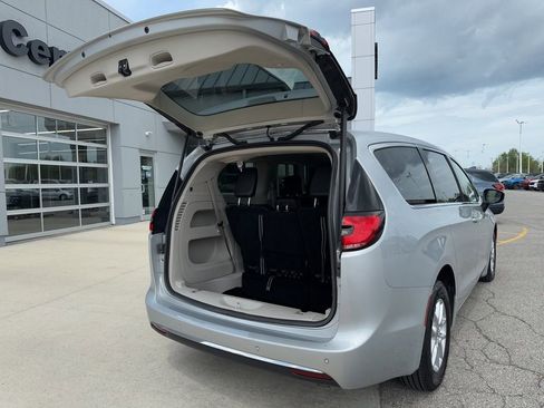 Used 2023 Chrysler Pacifica Touring-L FWD image 14