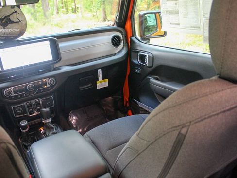 New 2025 Jeep Gladiator Sport image 23