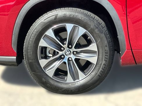 Used 2022 Toyota Highlander XLE FWD image 11