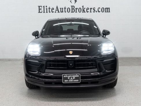 Used 2024 Porsche Macan AWD/4WD image 3