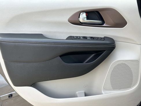 Used 2023 Chrysler Voyager LX image 22