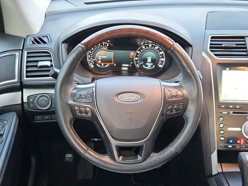 Used 2018 Ford Explorer Platinum image 12