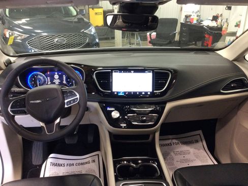 Used 2024 Chrysler Pacifica Limited w/ Trailer Tow Group image 19