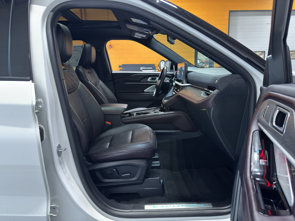 Used 2025 Ford Explorer Platinum w/ Ultimate Package AWD/4WD image 21