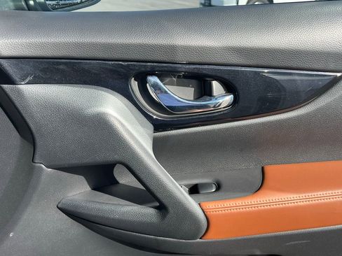 Used 2018 Nissan Rogue SL w/ Premium Package image 18