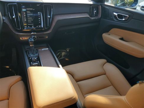 Used 2020 Volvo XC60 T5 Inscription image 15