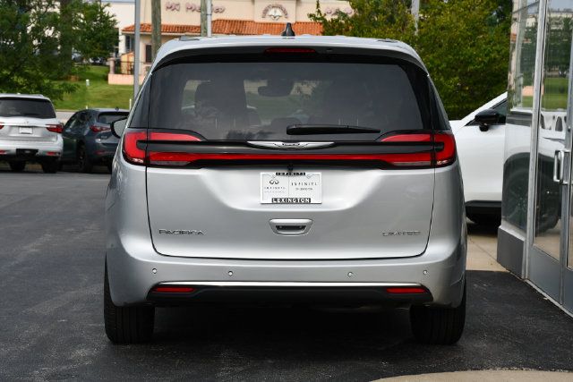 Used 2026 Chrysler Pacifica Limited FWD image 9