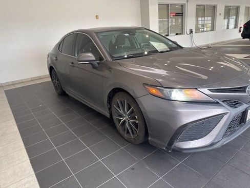 Used 2022 Toyota Camry SE FWD image 2