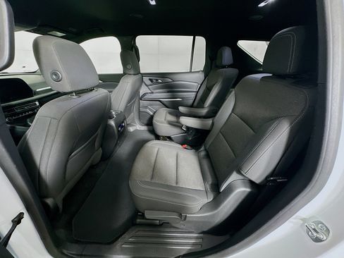 Used 2025 Chevrolet Traverse LT FWD image 28