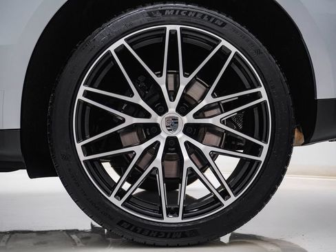 Certified 2026 Porsche Macan AWD/4WD image 10