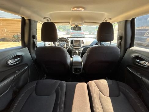 Used 2017 Jeep Cherokee Latitude AWD/4WD image 23