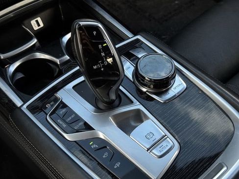 Used 2017 BMW 750i image 18