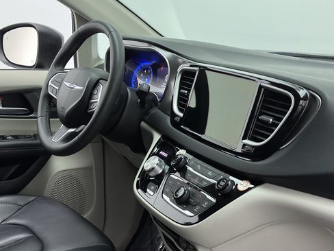 Used 2023 Chrysler Pacifica Touring-L FWD image 36