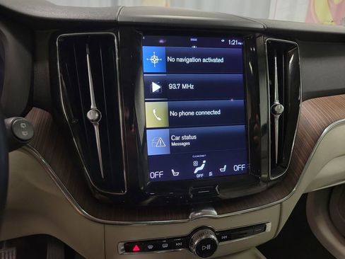 Used 2021 Volvo XC60 T5 Momentum AWD/4WD image 14