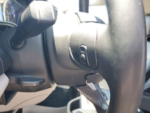 Used 2023 Chrysler Pacifica Touring-L FWD image 13