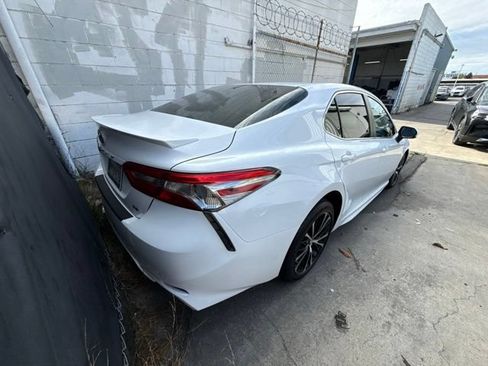 Used 2018 Toyota Camry SE w/ Moonroof Package FWD image 3