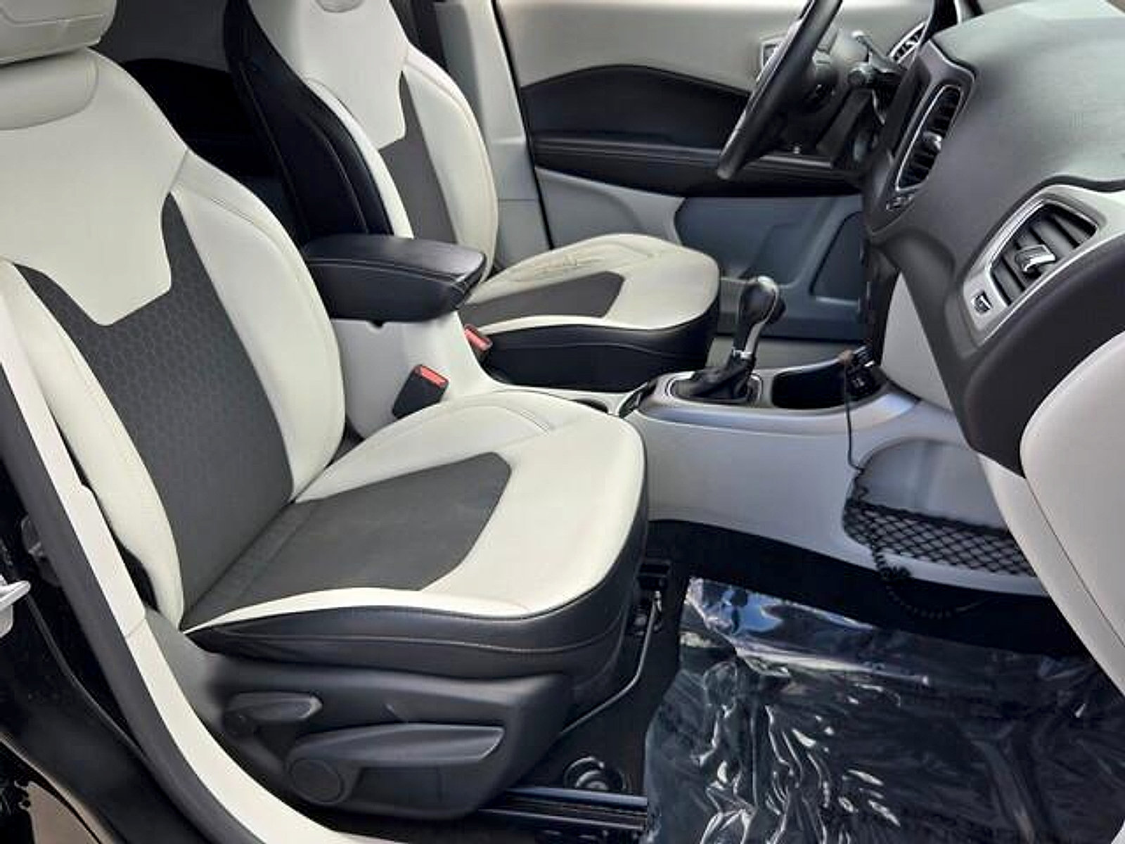 Used 2019 Jeep Compass Latitude FWD image 16
