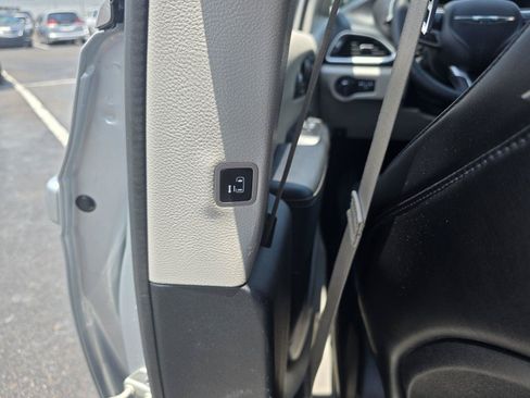 Used 2024 Chrysler Pacifica Touring-L FWD image 32