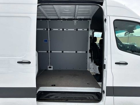 Used 2023 Mercedes-Benz Sprinter 2500 image 12
