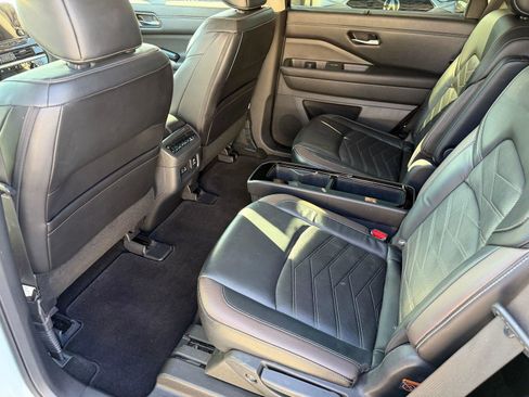 Used 2023 Nissan Pathfinder Platinum image 4