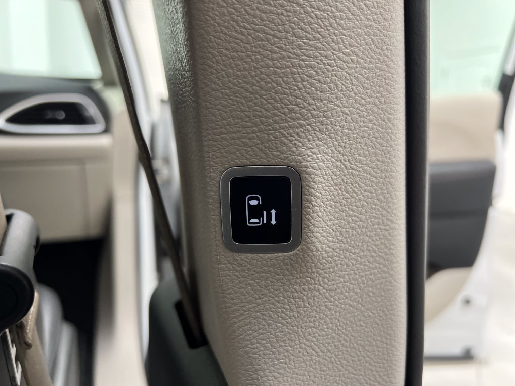 Used 2024 Chrysler Pacifica Touring-L FWD image 31
