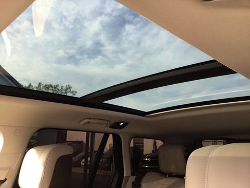 Used 2018 Land Rover Range Rover HSE image 17