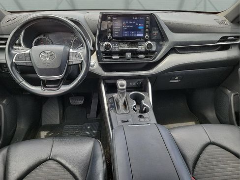 Used 2022 Toyota Highlander XSE FWD image 9