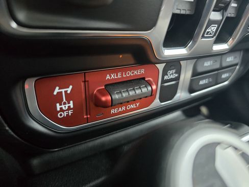 Used 2024 Jeep Gladiator Mojave w/ Technology Group image 26