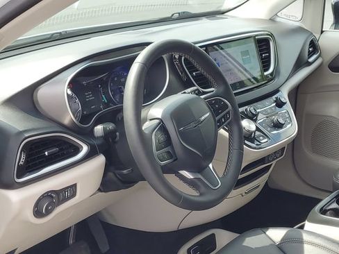 Used 2024 Chrysler Pacifica Touring-L FWD image 9