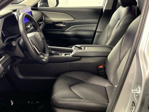 Used 2025 Toyota Grand Highlander FWD image 4