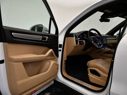 Used 2022 Porsche Cayenne Platinum Edition image 38