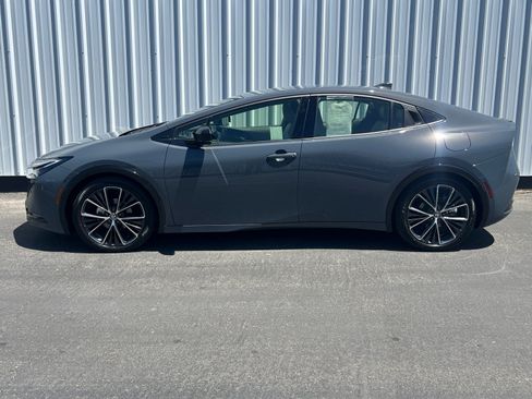 Used 2024 Toyota Prius XLE FWD image 3