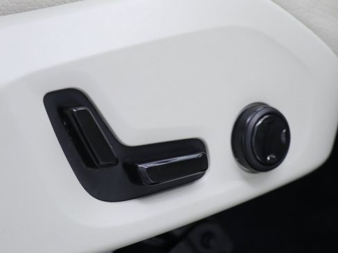 Used 2018 Volvo XC60 T6 Momentum w/ Vision Package image 22