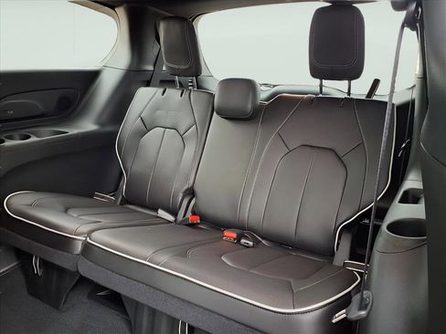 New 2026 Chrysler Pacifica Limited image 9