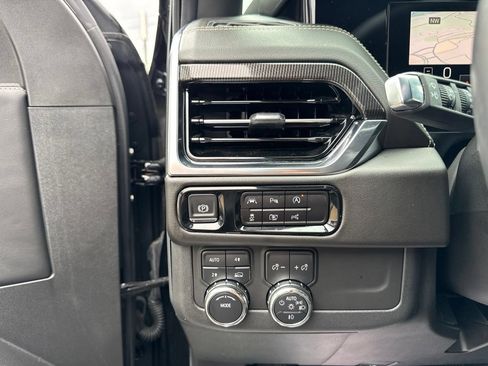 Used 2025 GMC Yukon Elevation AWD/4WD image 12