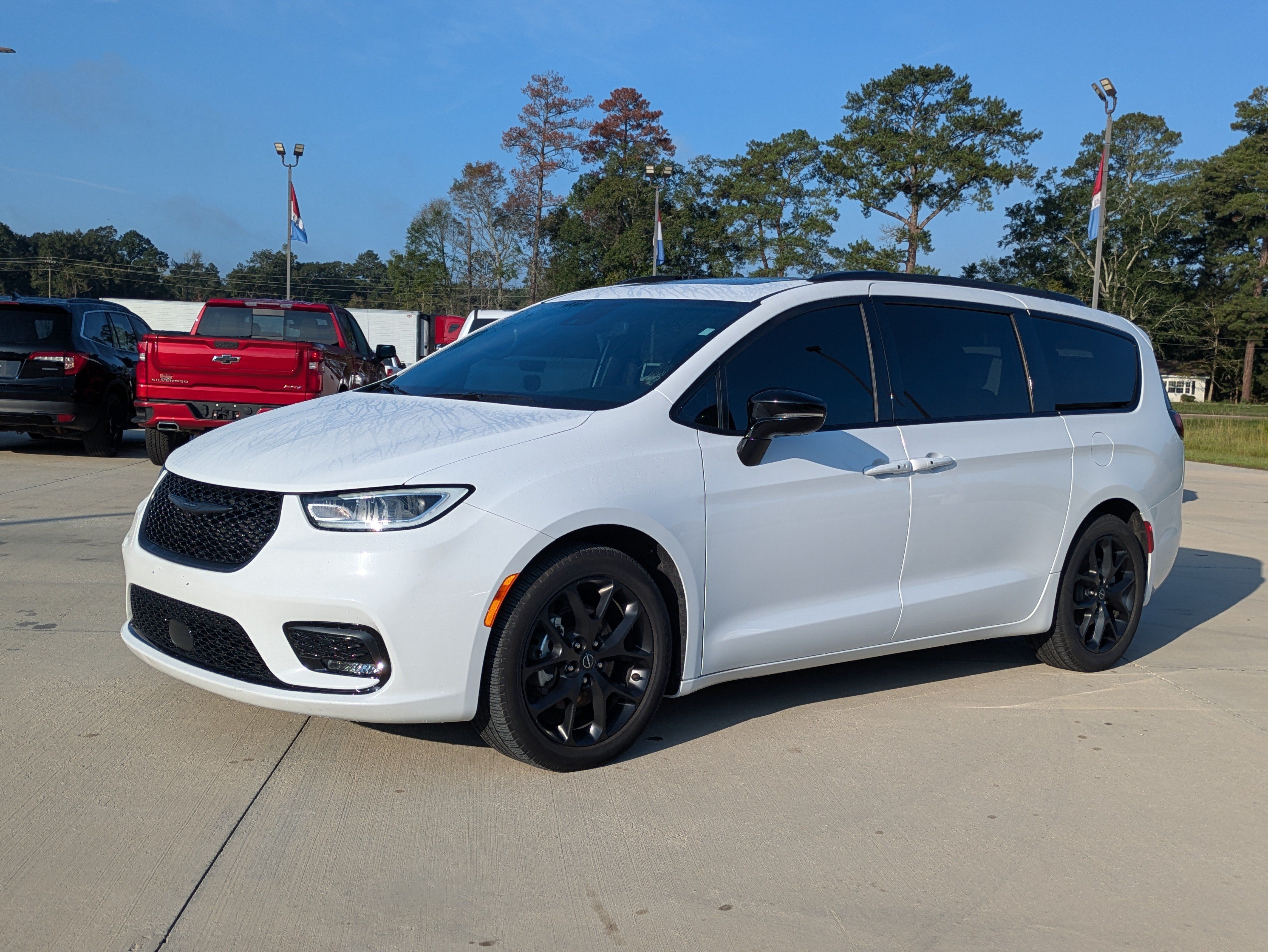 Used 2026 Chrysler Pacifica Limited w/ S Appearance Package FWD image 1