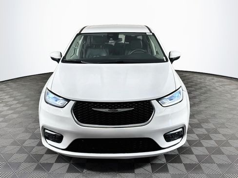 Used 2023 Chrysler Pacifica Touring-L FWD image 2