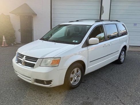 Used 2010 Dodge Grand Caravan SXT FWD image 2