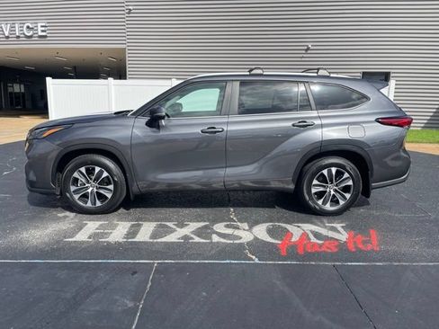 Used 2023 Toyota Highlander XLE FWD image 2