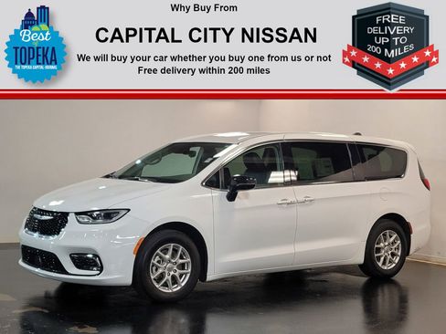 Used 2024 Chrysler Pacifica Touring-L image 5