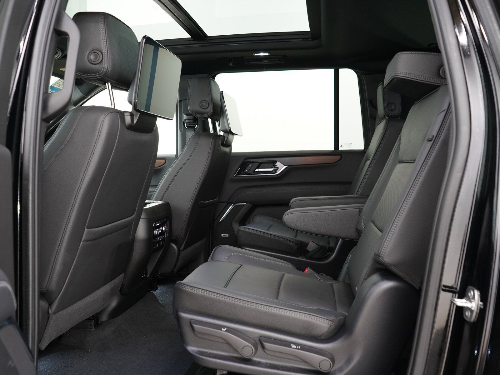 Used 2025 GMC Yukon XL Denali w/ Denali Reserve Package AWD/4WD image 16