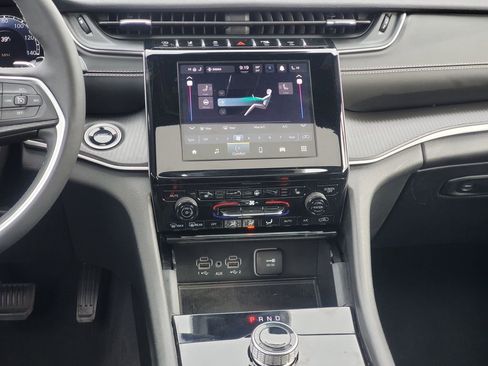 Used 2024 Jeep Grand Cherokee Altitude image 29